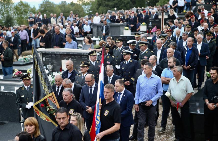 Imotska krajina oprostila se od svoga komodora Ivice Tolića