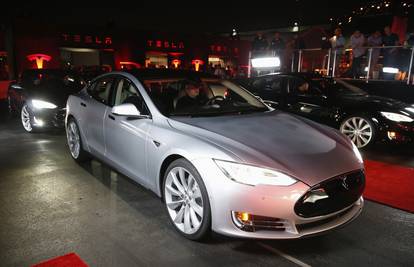 Tesla gubi više od 4000 dolara na svakom autu koji prodaju
