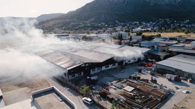 Mostar: Pogled iz zraka na tri hale tvrtke Interkomerc koje su izgorile u požaru