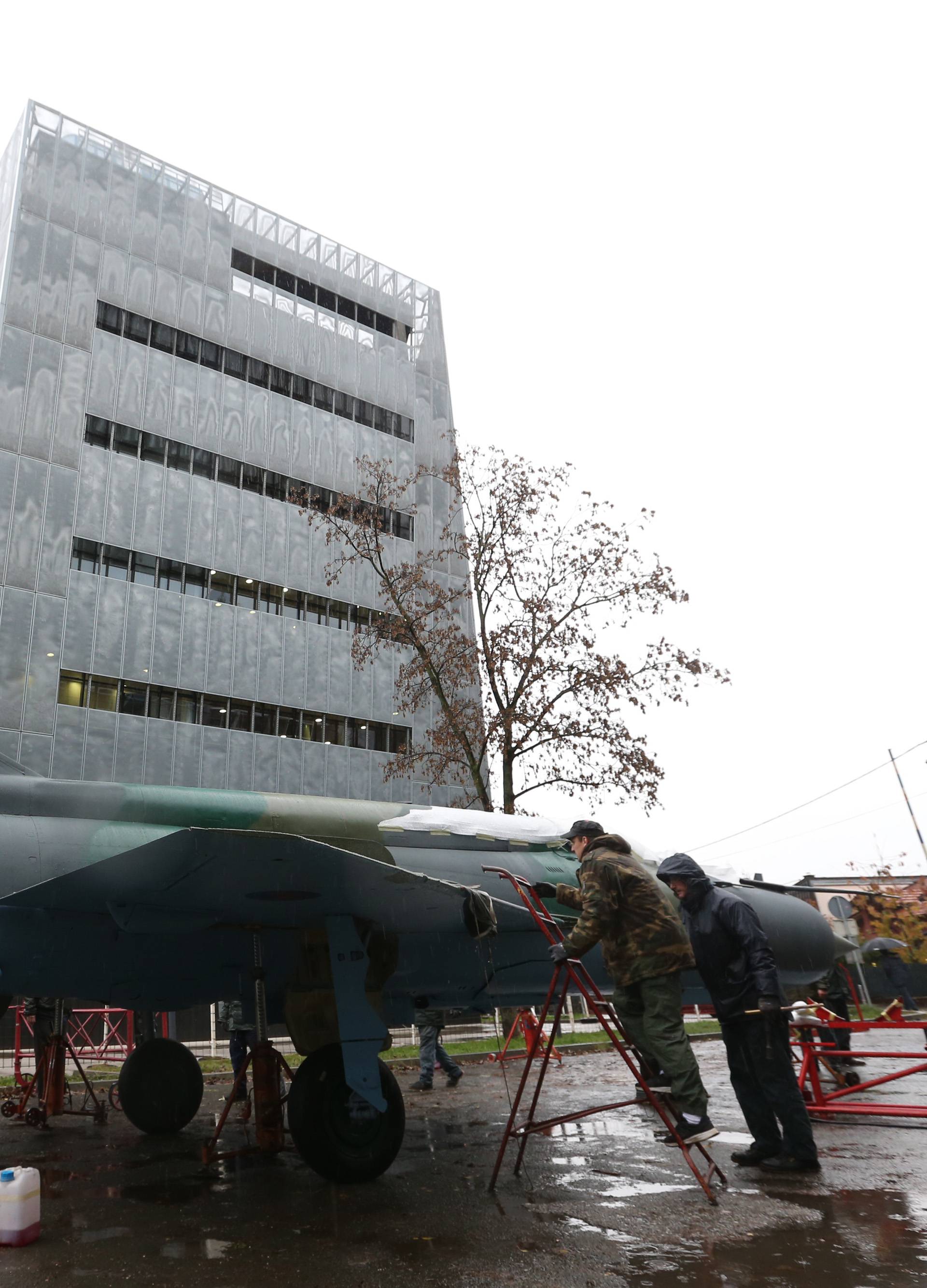 MiG-21 "sletio" ispred zgrade zagrebačkog Strojarskog faksa