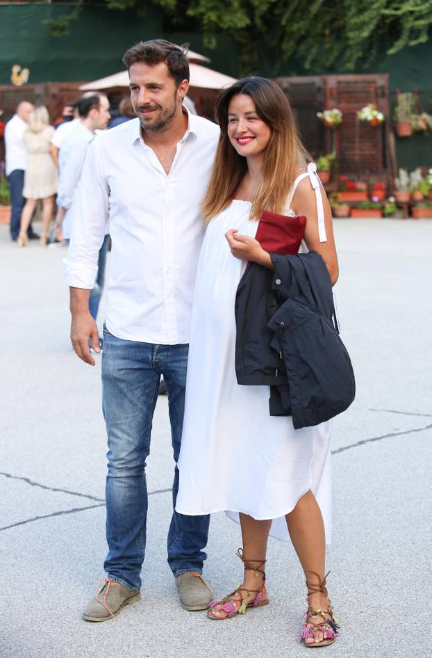 Zagreb: Filip Juričić s trudnom zaručnicom Nikom Dogan na premijeri Gričke vještice