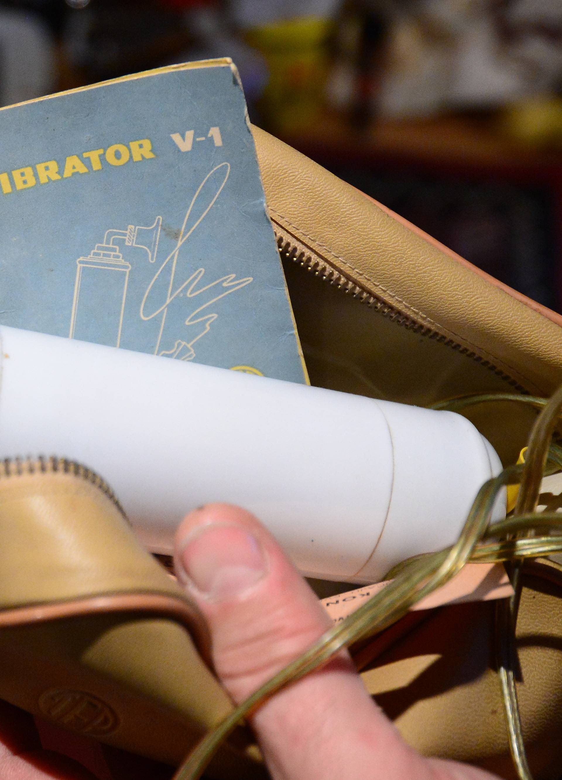 Čak i vibrator: Sve staro što pronađe ide u njegovu kolekciju