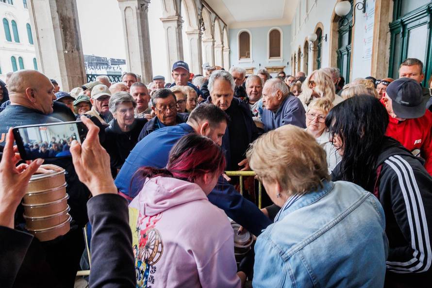 Split: Građanima podijeljena janjetina s bižima