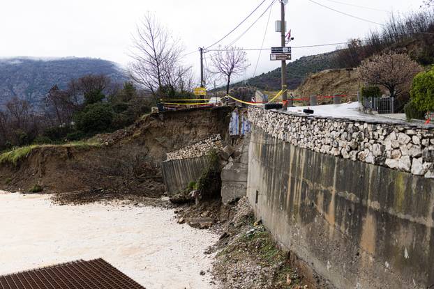 Zbog obilnih padalina na nekoliko lokacija kod Mostara došlo je do klizišta