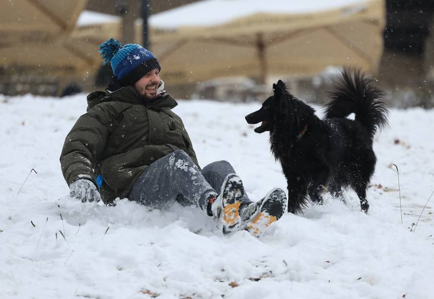 Zagreb: Maksimir, jedno od omiljenih mjesta za sanjkanje, grudanje ili šetnju po snijegu
