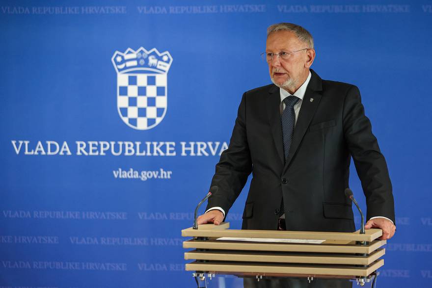 Ministar Davor Božinović dao je izjavu okupljenim medijima nakon sjednice Vlade