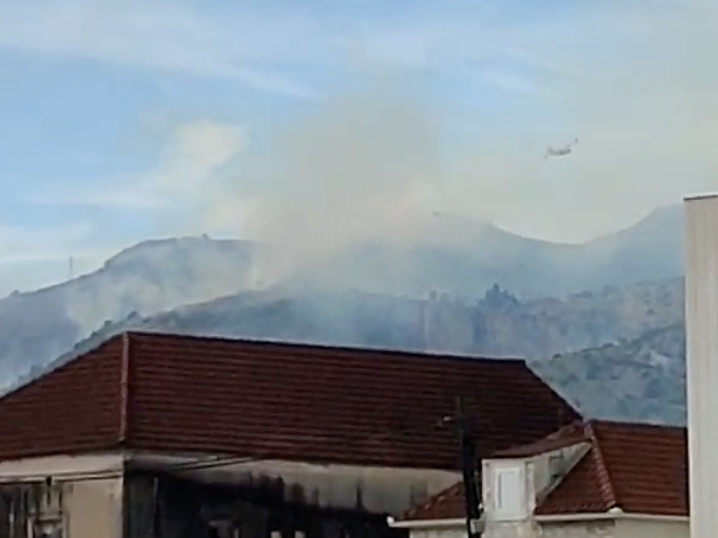 VIDEO Požar u Segetu Gornjem: 'Vatrogasci su na terenu s dva kanadera. Kuće nisu ugrožene'