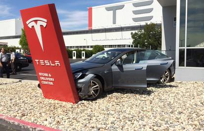 A tek ga preuzeli: Vlasnik pred salonom razbio novi Tesla S