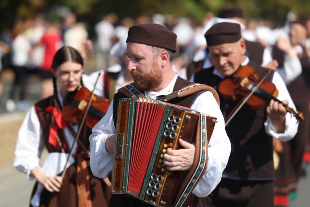 Vinkovci: Svečani mimohod sudionika 61. Vinkovačkih jeseni 