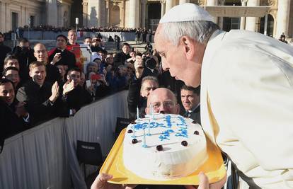 Papa Franjo je proslavio 78. rođendan: Dobio tortu i tango
