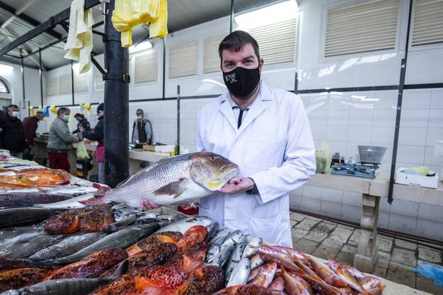 Split: Brojni Splicani na ribarnici kupuju svjezu ribu pred Badnjak
