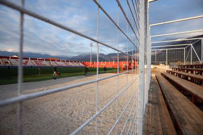 FOTO 'Zoološki vrt' na stadionu: U ovaj bi kavez mostarski klub ubacio goste!? Oglasio se savez