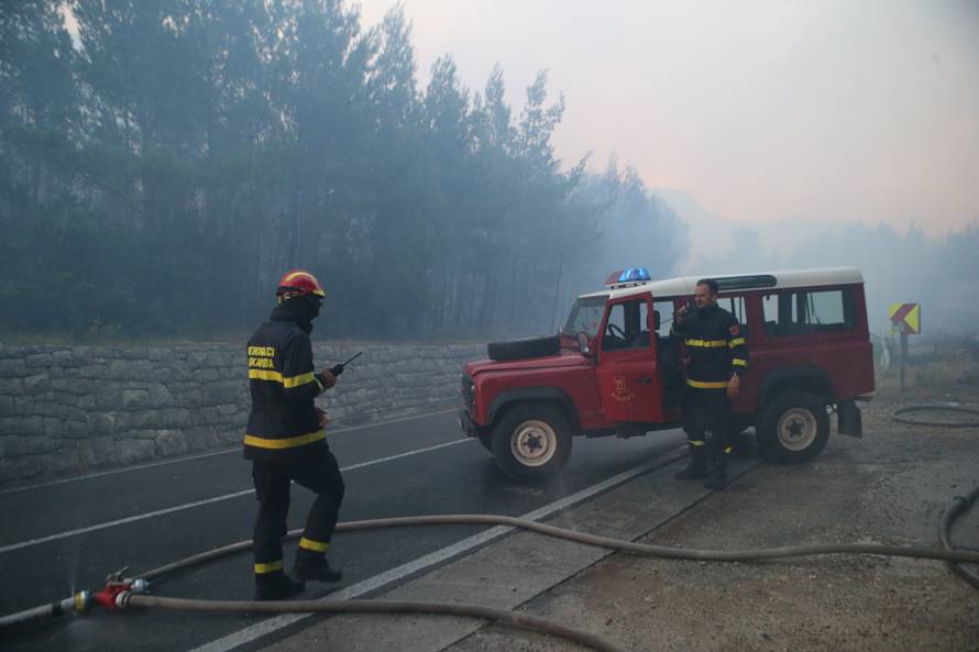 Kanader pomaže u gašenju, u Makarsku stiže i 150 vojnika