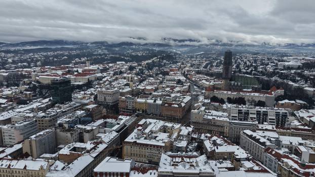 Pogled iz zraka na centar Zagreba prekriven snijegom