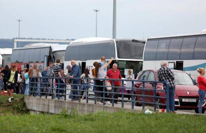 Gužva na Bregani, kamioni, auti i busevi čekaju u koloni