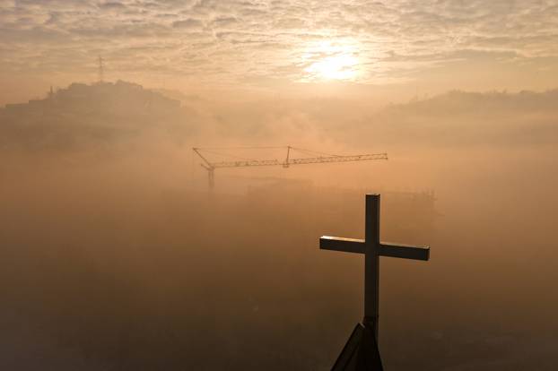 Pogled iz zraka na Sarajevo obavijeno maglom i smogom
