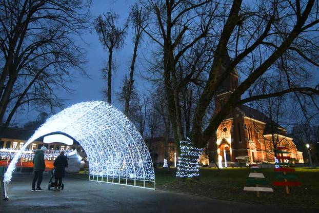 Božićni ugođaj na adventu u Slatini