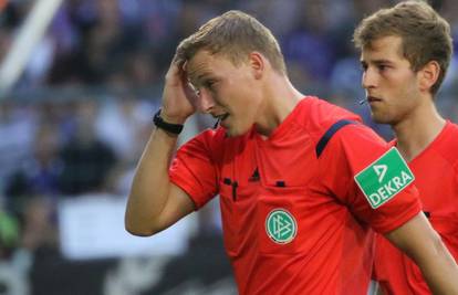Prekinuli utakmicu njemačkog kupa: Pogodili su suca u glavu
