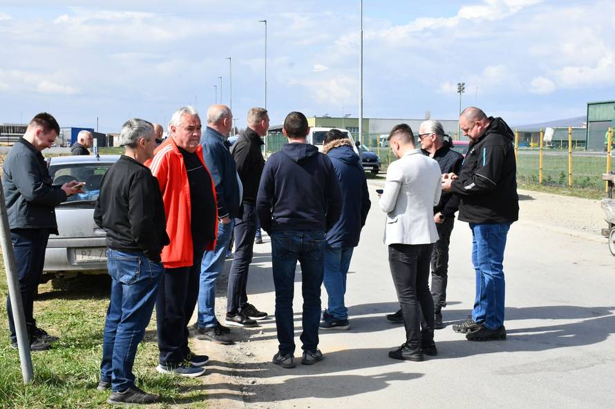 24sata Kutjevo: Mještani već treći dan blokiraju prilaze kompostani iz koje se širi nepodnošljiv smrad