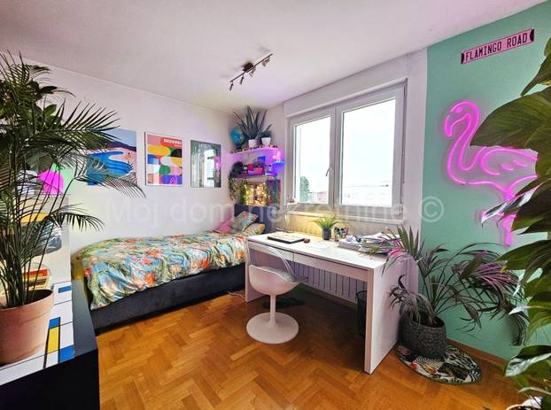 FOTO Prodaje se 'egzotični' stan u Zagrebu. Flamingosi, palme i disco u 36m2! Cijena mu je hit...