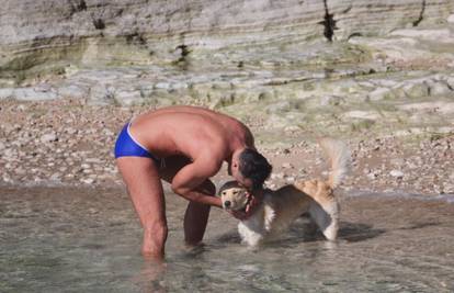 Ne smeta ni bura: Stipe Drviš sa psom 'uletio' u hladno more