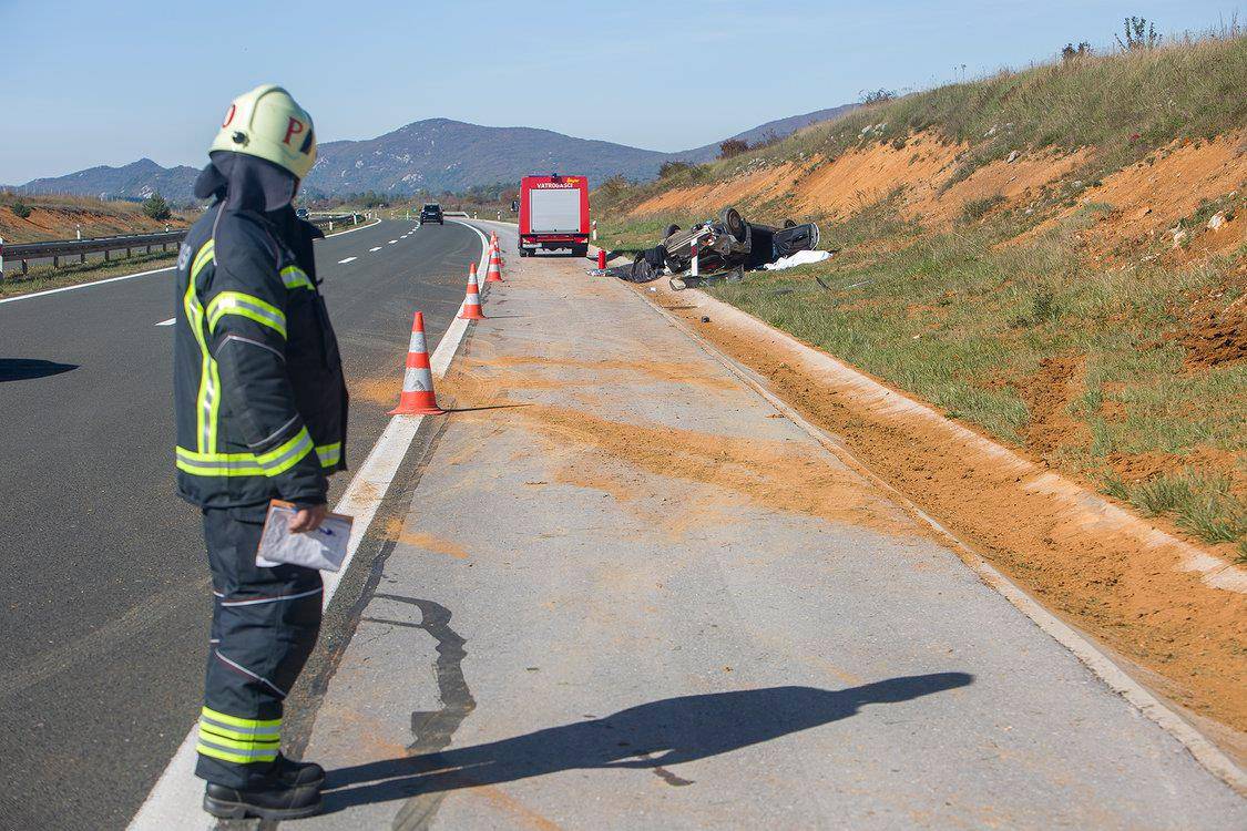 Strava na A1: Mercedes coupe sletio s ceste, dvoje poginulih