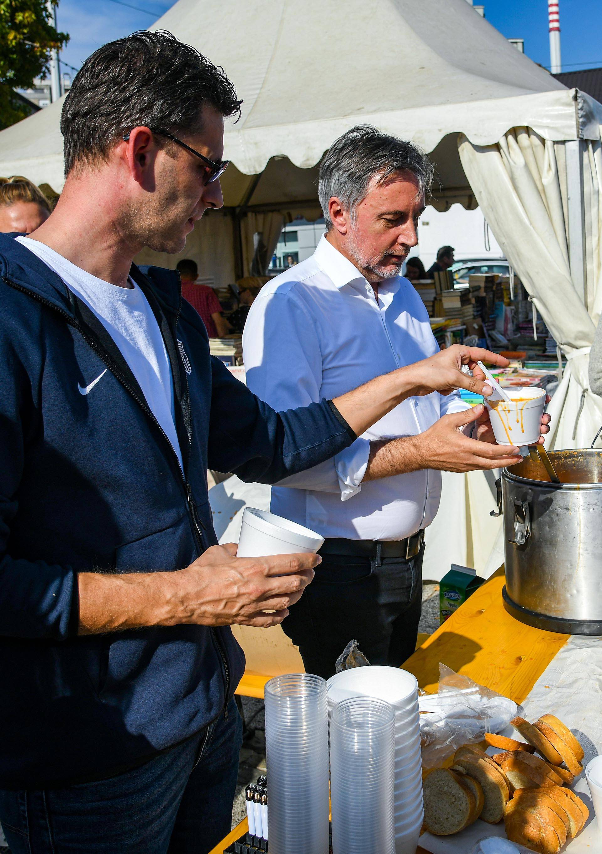 Škoro s Petrovom dijelio grah, žene ga grlile i milovale po licu