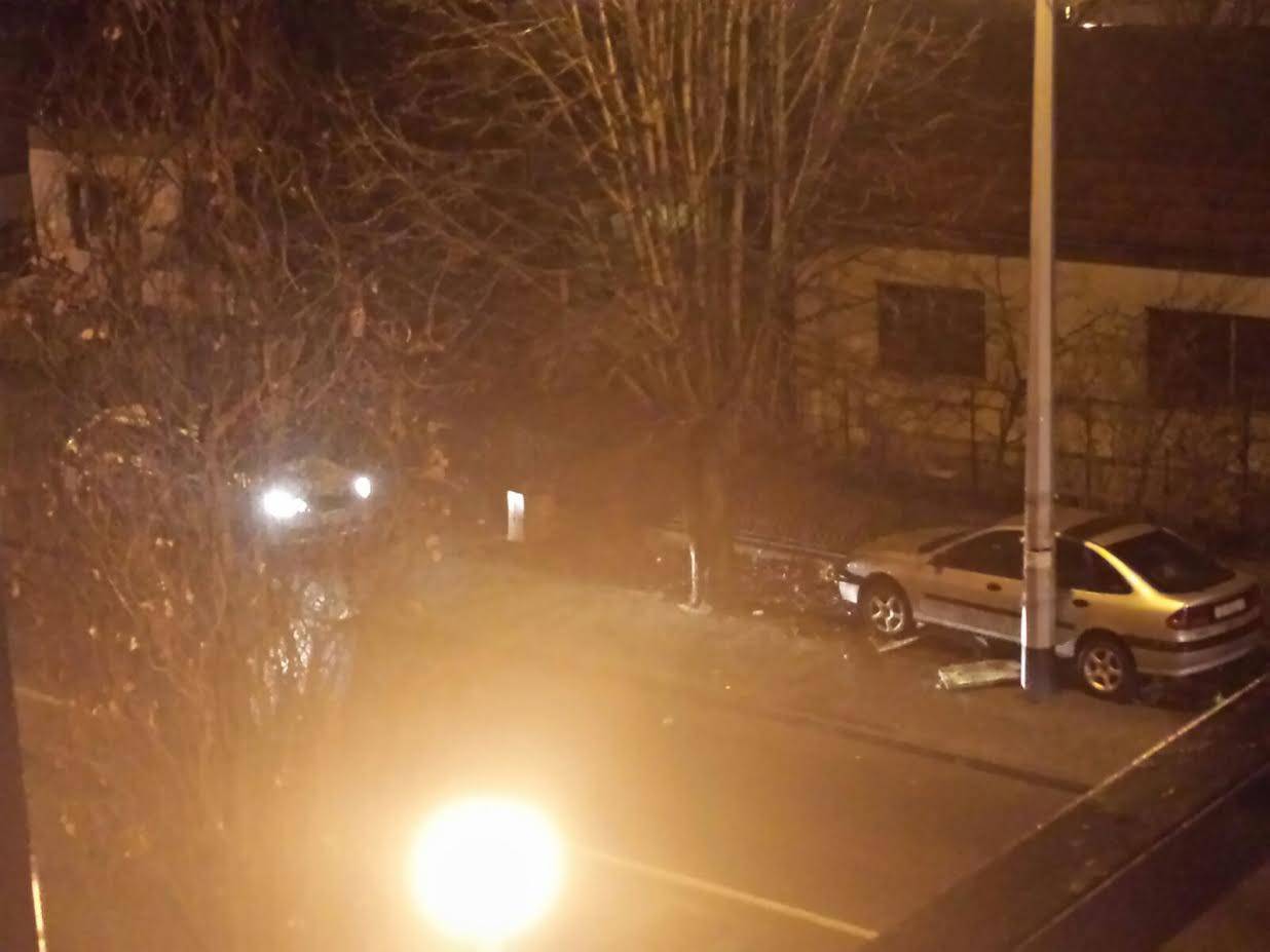 Nesreća u Zagrebu: Zapeo je autom između stupa i ograde