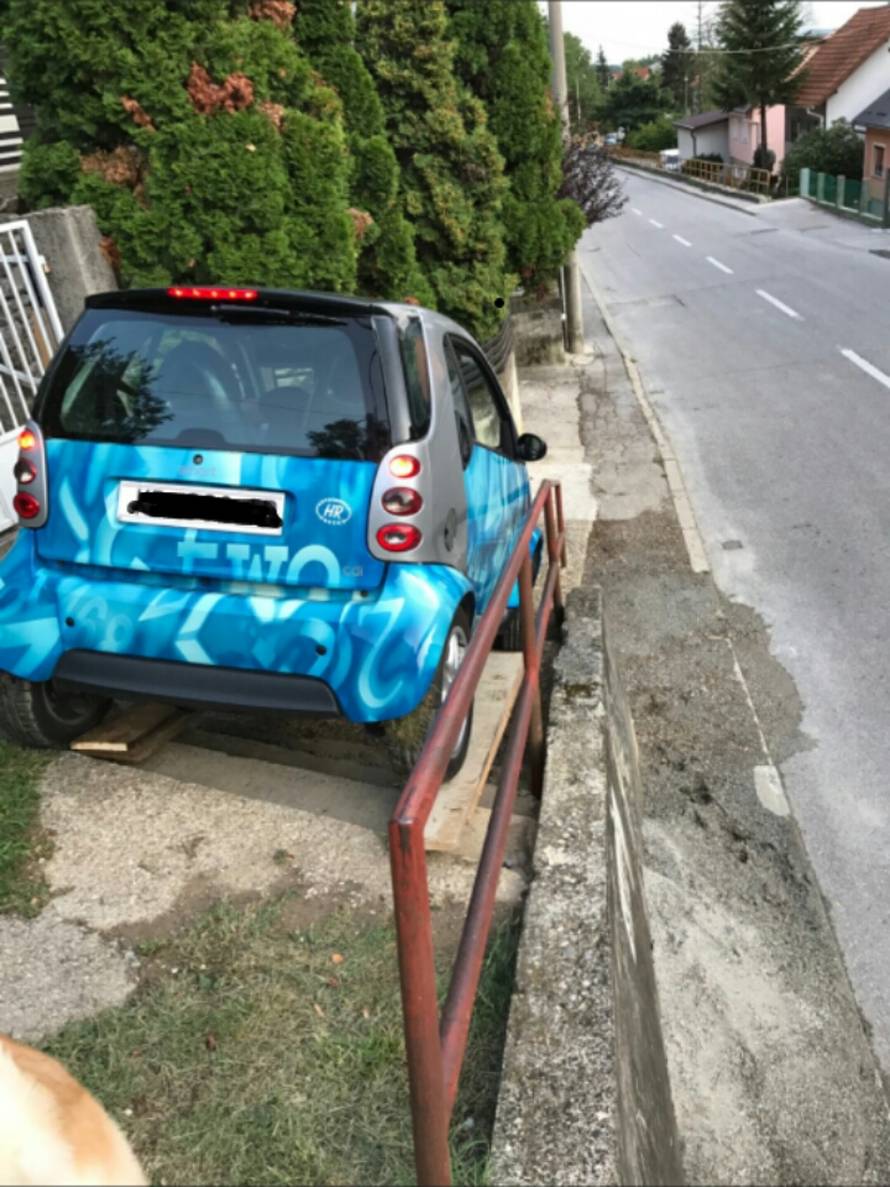 Srećom stradali su samo auti: Upss! Pa samo smo dodali gas