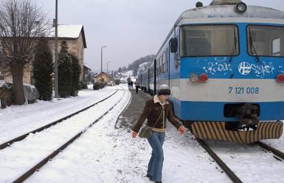 Vlak skretničara zatrpao snijegom i slomio mu rebra
