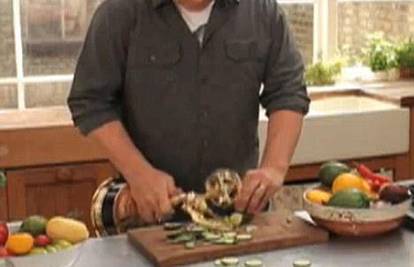 Jamie Oliver drobi češnjak kipićem nagrade "Emmy"