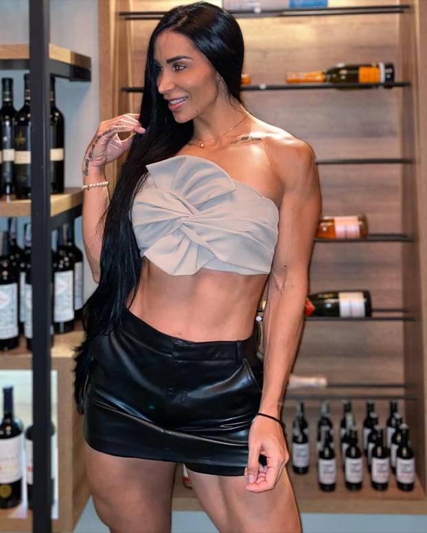 FOTO Fotkama isklesanog tijela zaludila pratitelje: Pogledajte samo te pločice...