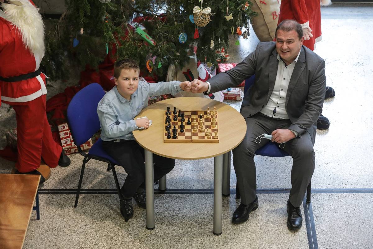 Mali Viktor napisao je pismo ravnatelju: Igrali ste sa mnom šah i uvijek ste nasmijani...