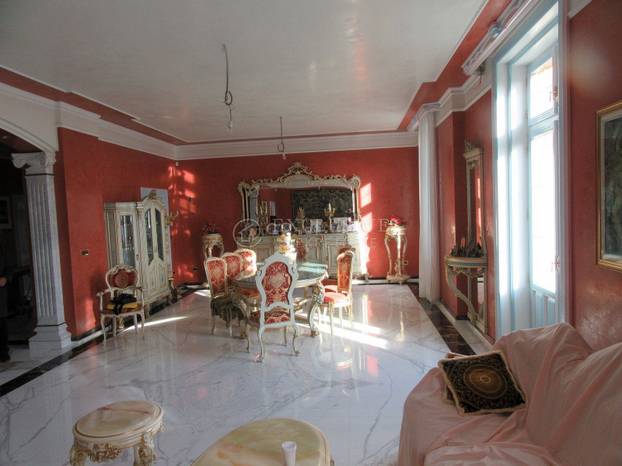 Ovako nešto nikad niste vidjeli! Prodaje se stan u Opatiji: Zlato, mramor, kipovi koji nose TV...