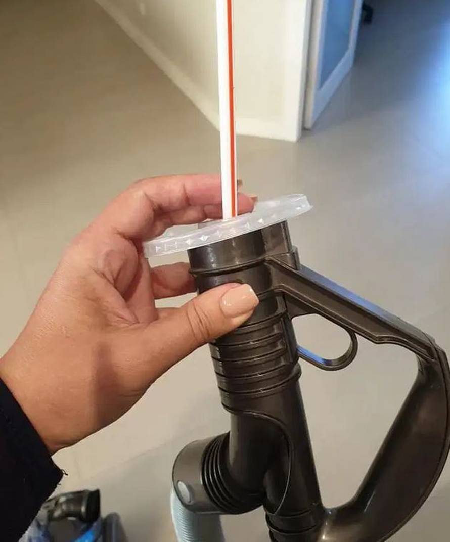 Pronašla način kako lako usisati mrvice koje su se zavukle u kutove pećnice ili u automobilu