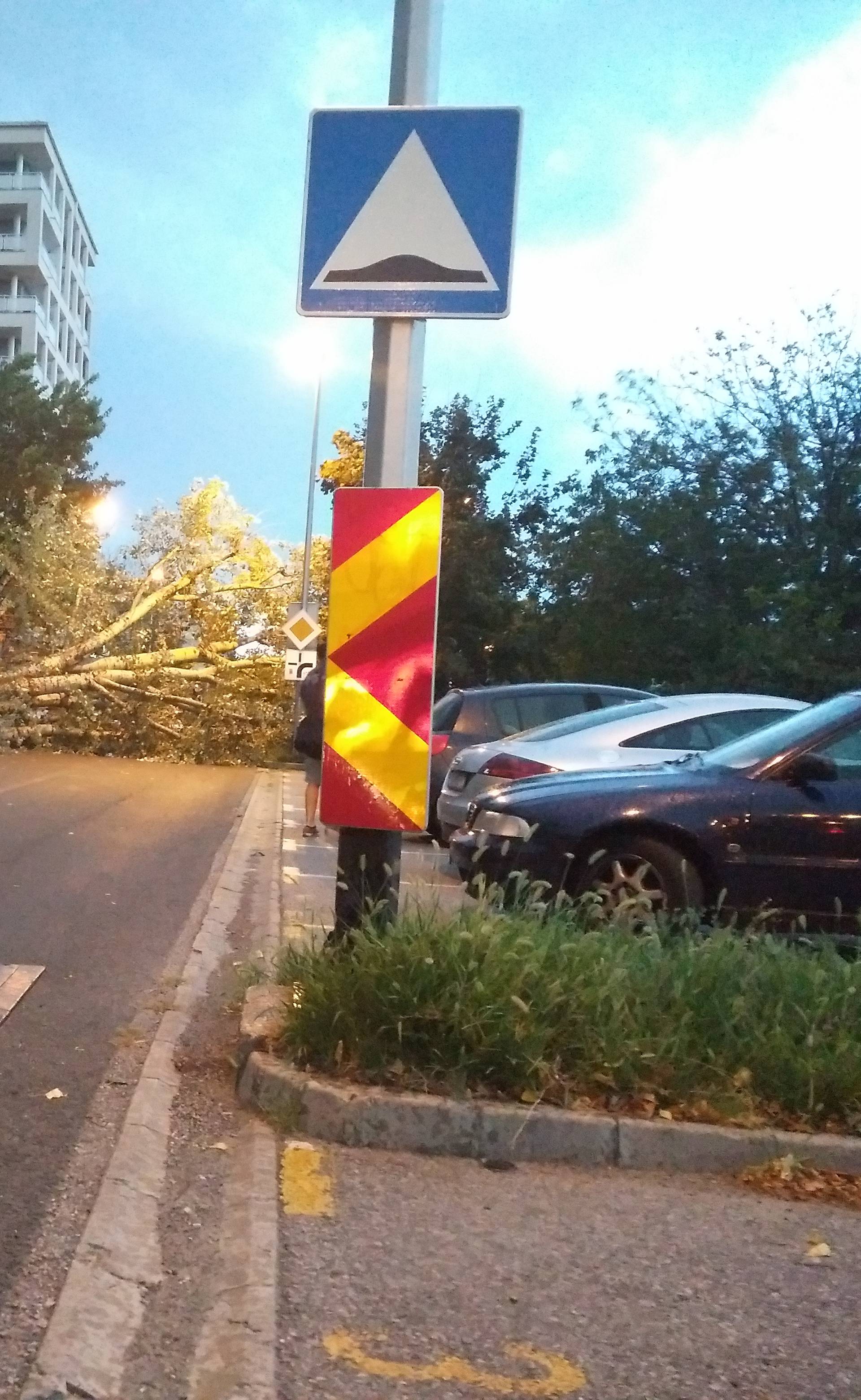 Jak vjetar čupao stabla, valovi u Selcu napola potopili brodicu