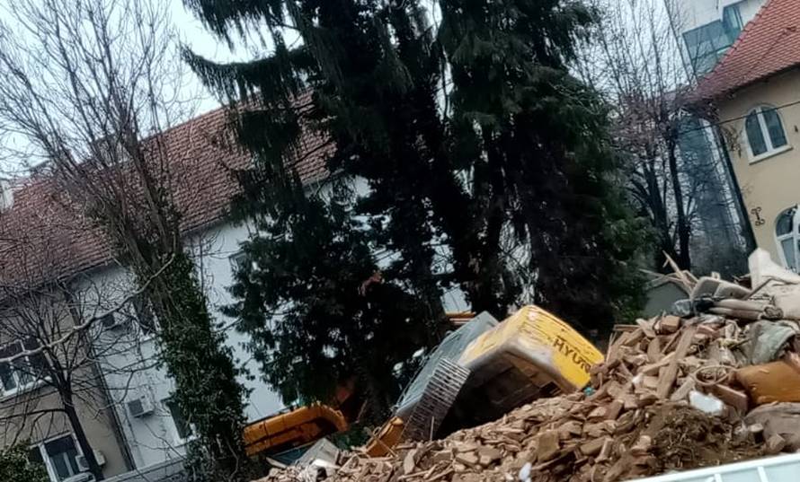 Bager se prevrnuo u Zagrebu: 'Strovalio se u podrum kuće'