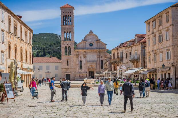 Sunčan dan na Hvaru 