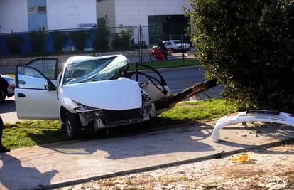 Split: Vozač Mazde zabio se u stablo, prevezli ga u bolnicu
