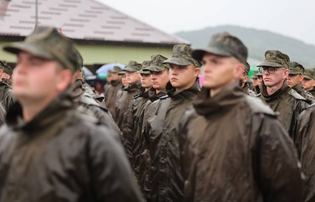 FOTO Suze i zagrljaji u Požegi: 900 novih ročnika položilo prisegu, među njima i 53 žene