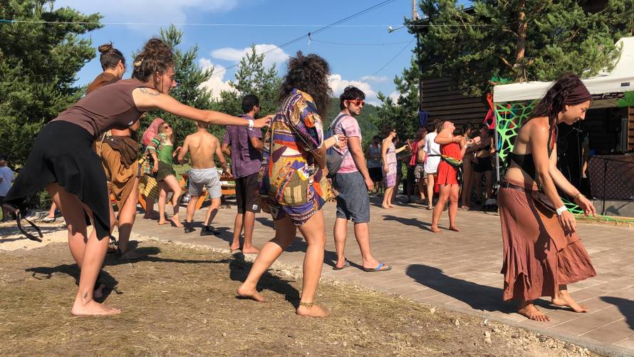 Goli, bosi i u deliriju: Bili smo na psihodeličnom partyju u Lici