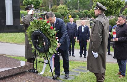 Premijer s izaslanstvom na Mirogoju odao počast Šušku u povodu 25. obljetnice smrti