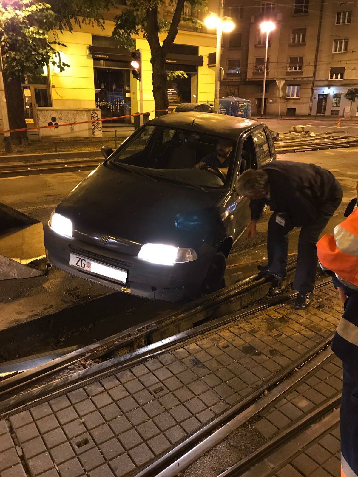 Upao autom u rupu na Savskoj, izvukli ga prolaznici i ZET-ovci