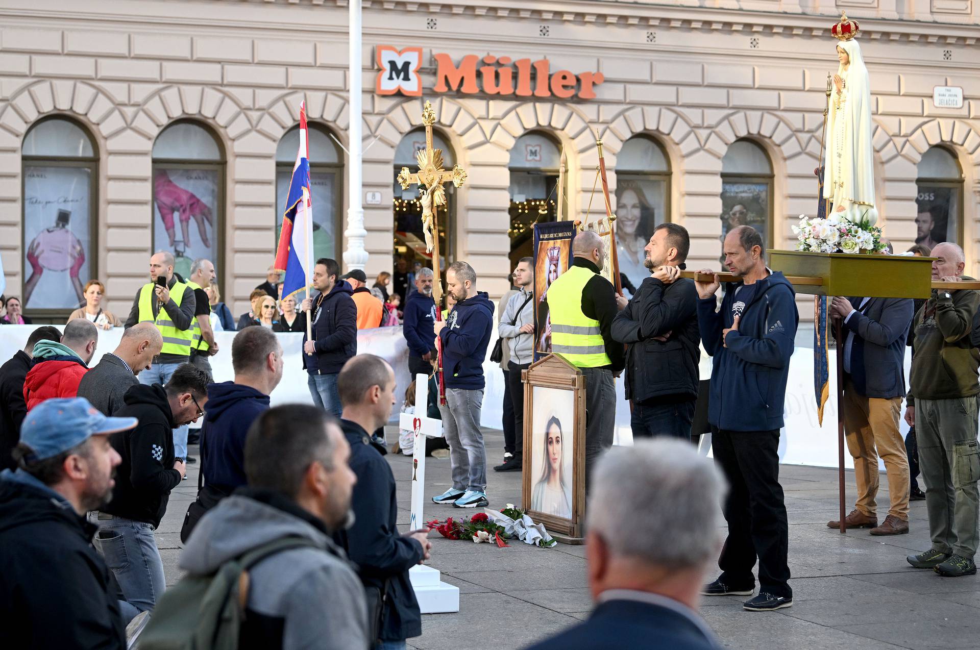 Zagreb: Već uobičajeno u prvoj suboti u mjesecu na trgovima hrvatskih gradova su molitelji 