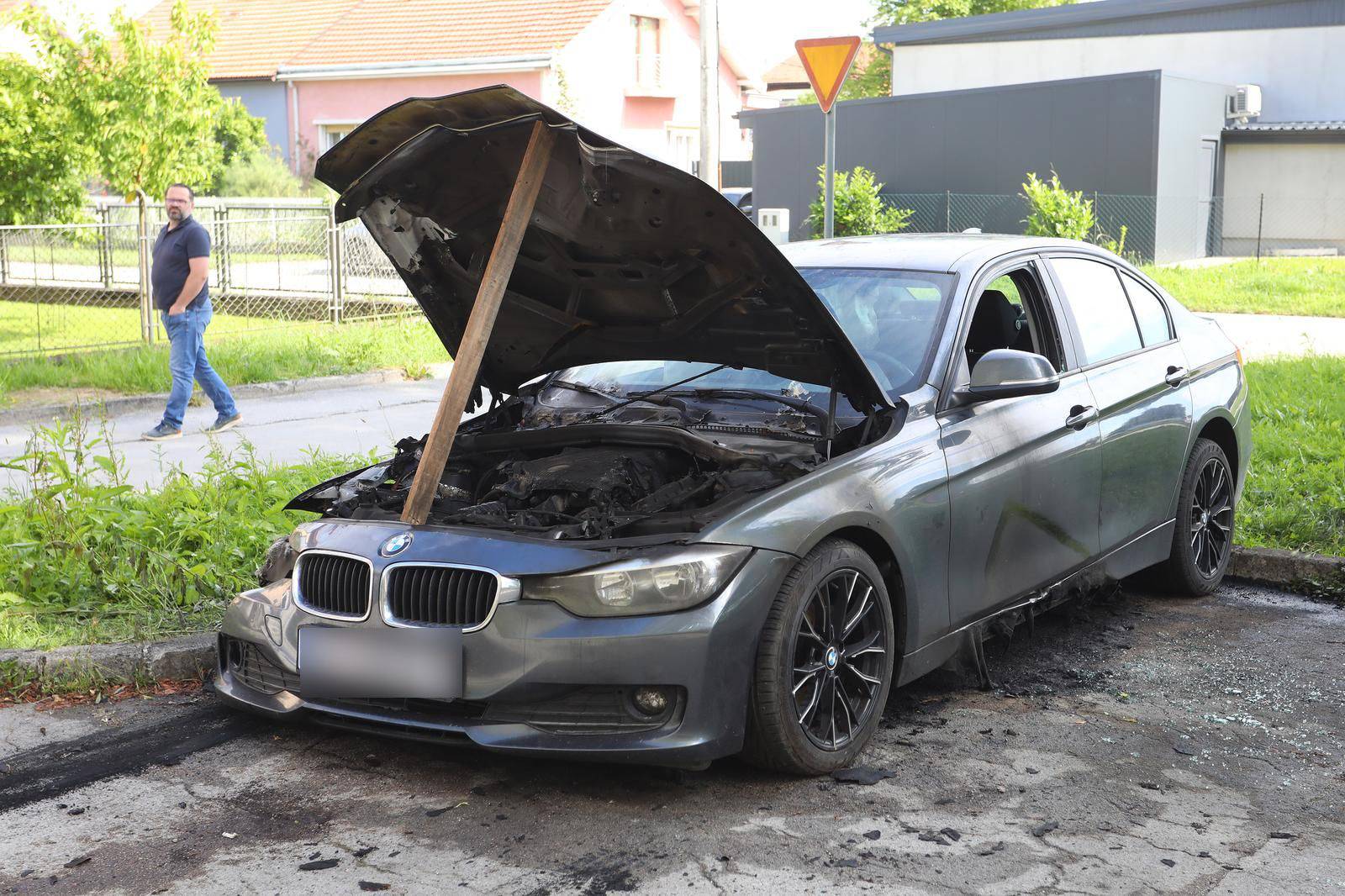 Izgorio automobil pravosudnog policajca: 'Našli smo kanistre sa zapaljivom tekućinom u blizini'