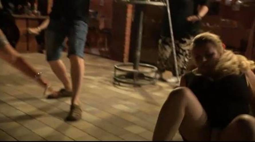 Popustile kočnice: Mira plesala, pala na pod, pa pokazala gaćice