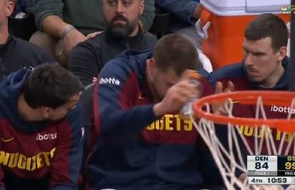 VIDEO Nikola Jokić komunicirao s Darijom Šarićem pa odjednom izgubio živce i bacio bočicu!