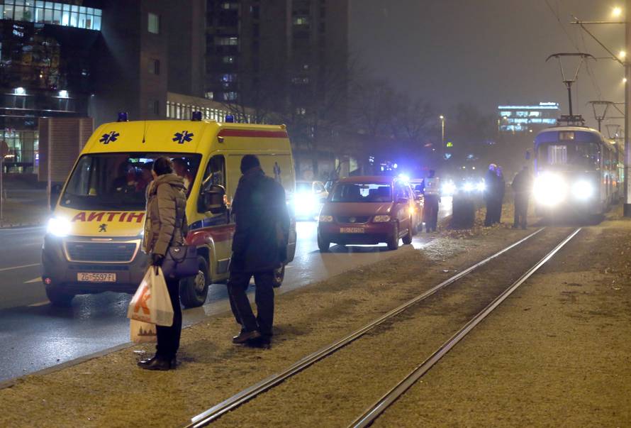 U Zagrebu tramvaj naletio na ženu dok je pretrčavala prugu