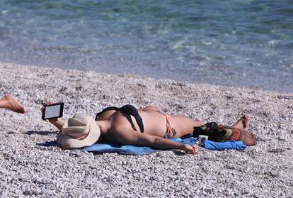 Ma kakva jesen?! Drugi je dan listopada, a plaže u Dubrovniku i Splitu nakrcane su kupačima