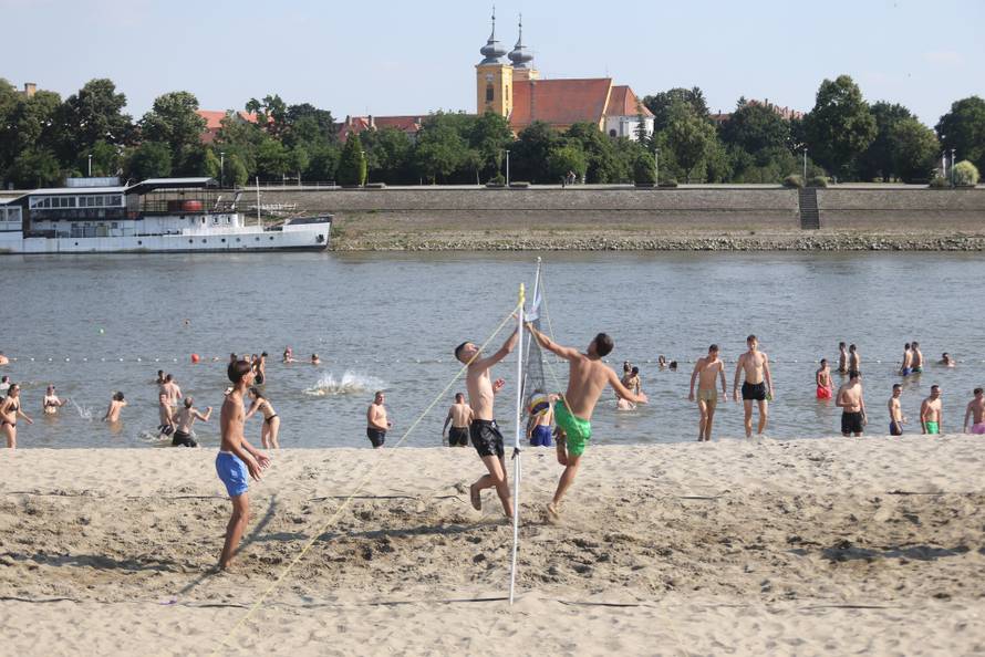 Osijek: Velika temperature je natjerala građane da potraže rashlađenje na Dravi